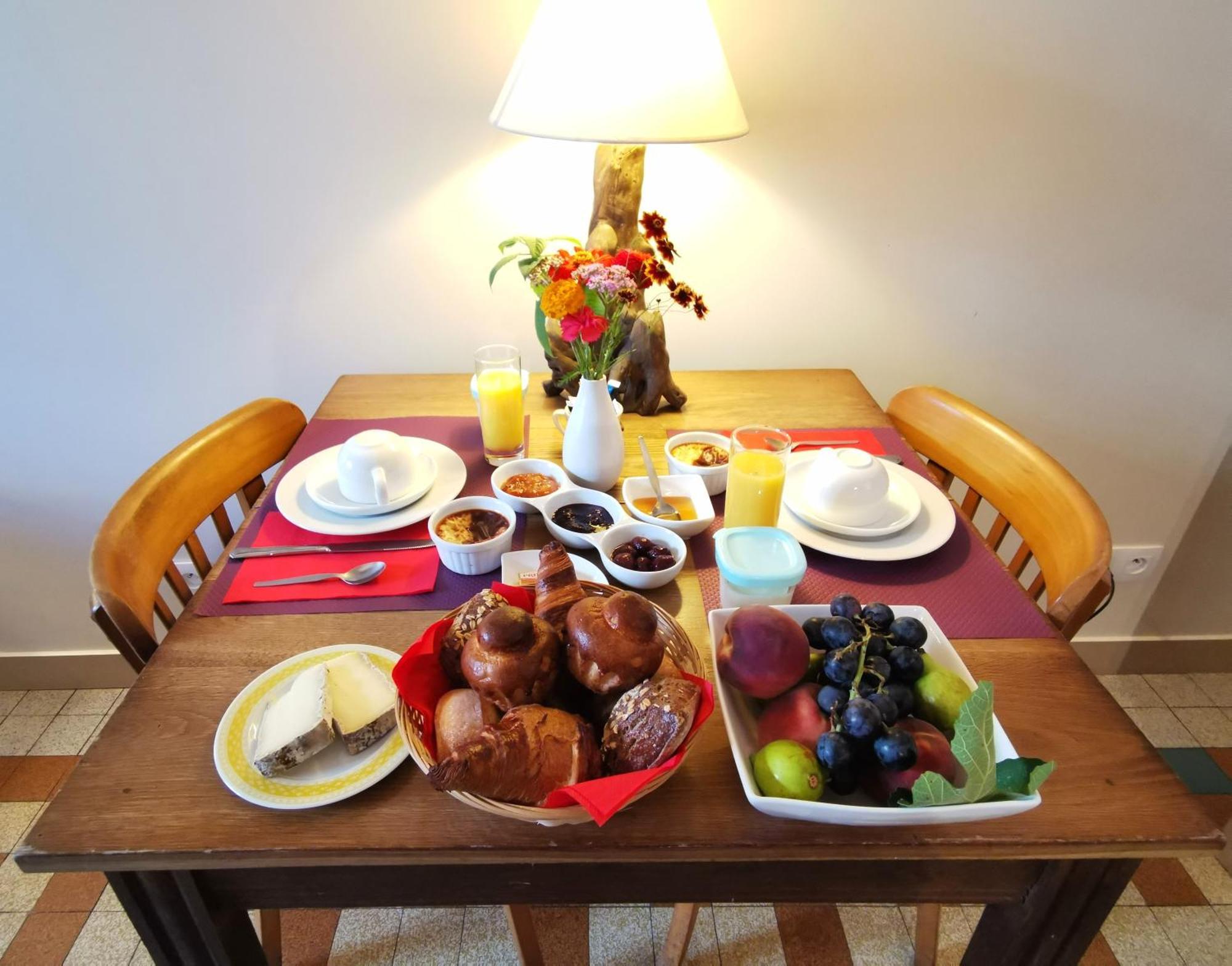 Logis Hotel Restaurant La Barguillere Saint-Pierre-de-Rivière 외부 사진