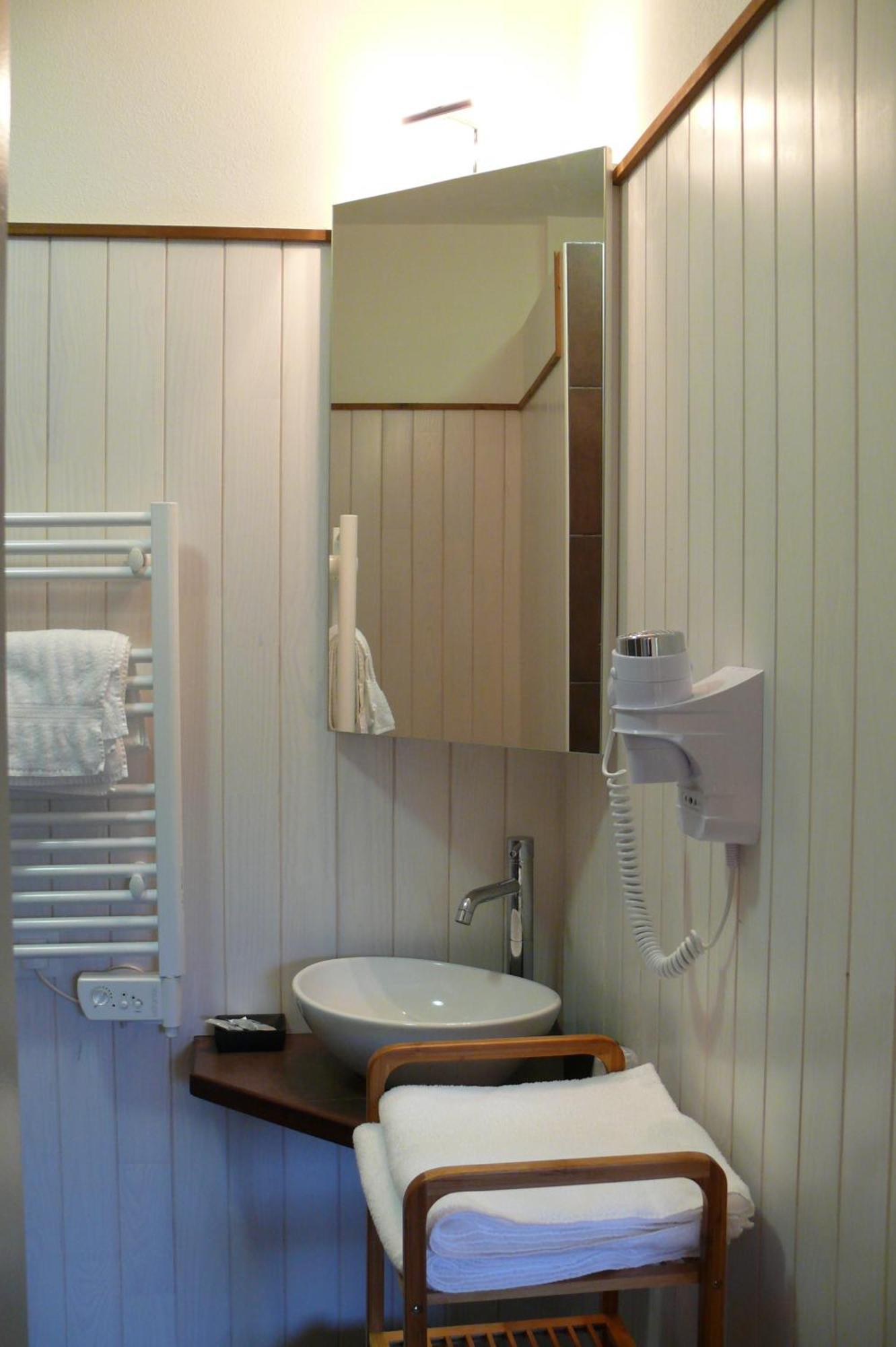 Logis Hotel Restaurant La Barguillere Saint-Pierre-de-Rivière 외부 사진